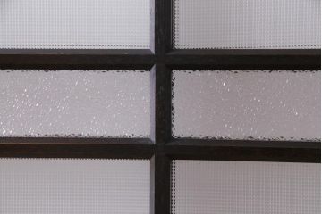 大正昭和初期　総栗材　格子柄のプラスガラスがレトロなガラス戸(引き戸、建具)2枚セット