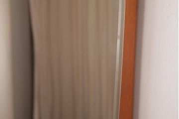 アンティーク雑貨　北欧ビンテージ　チーク材　温かな雰囲気の変形型ウォールミラー(壁掛け鏡)(1)