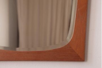 アンティーク雑貨　北欧ビンテージ　チーク材　温かな雰囲気の変形型ウォールミラー(壁掛け鏡)(1)