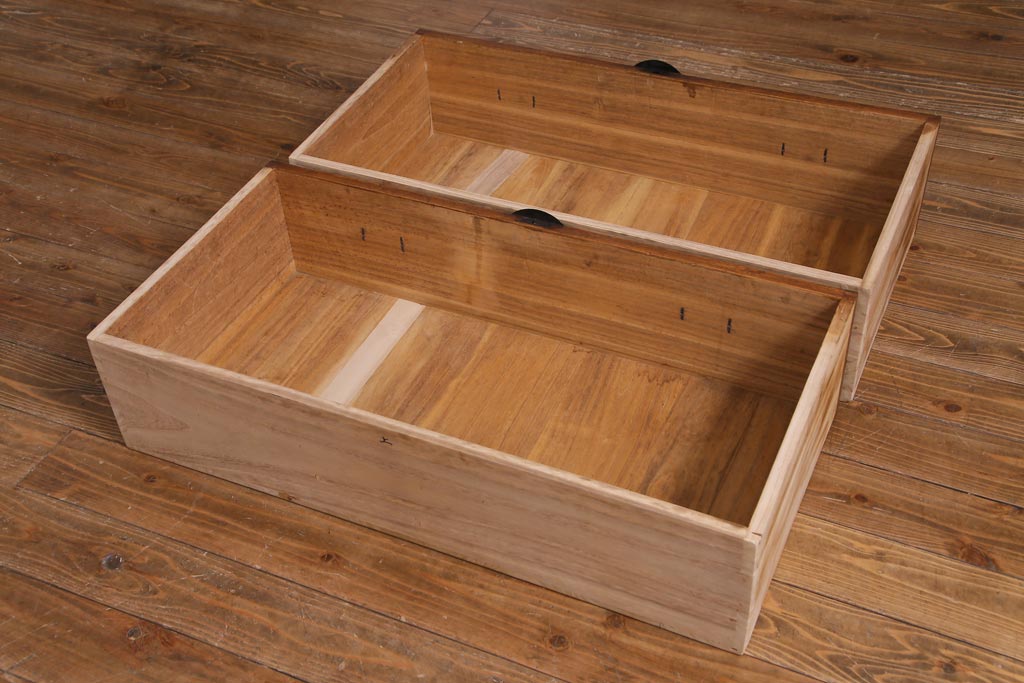 アンティーク家具　和製アンティーク　総桐材　鉄脚付リメイク　丸みのある取っ手が愛嬌漂わせる箪笥リビングボード(アンティークチェスト、ローボード、和タンス、桐箪笥、桐たんす)