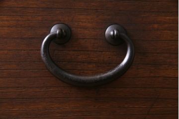 アンティーク家具　和製アンティーク　総桐材　鉄脚付リメイク　丸みのある取っ手が愛嬌漂わせる箪笥リビングボード(アンティークチェスト、ローボード、和タンス、桐箪笥、桐たんす)