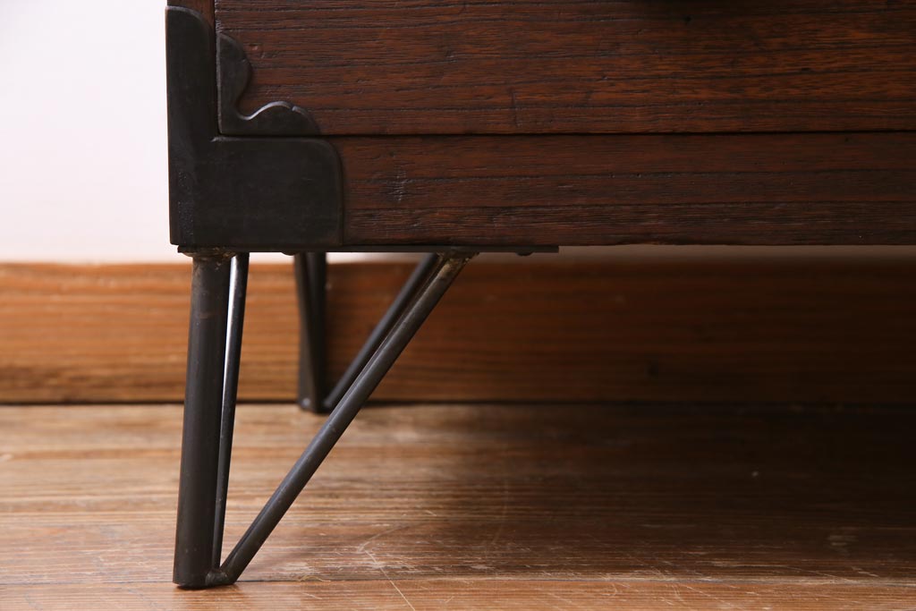 アンティーク家具　和製アンティーク　総桐材　鉄脚付リメイク　丸みのある取っ手が愛嬌漂わせる箪笥リビングボード(アンティークチェスト、ローボード、和タンス、桐箪笥、桐たんす)