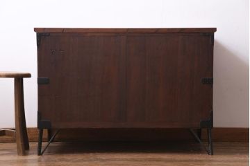 アンティーク家具　和製アンティーク　総桐材　鉄脚付リメイク　丸みのある取っ手が愛嬌漂わせる箪笥リビングボード(アンティークチェスト、ローボード、和タンス、桐箪笥、桐たんす)