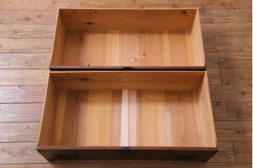 アンティーク家具　和製アンティーク 脚付リメイク　束ね熨斗・桜　金具の透かしが魅力的な箪笥リビングボード(アンティークチェスト、ローボード、和タンス)