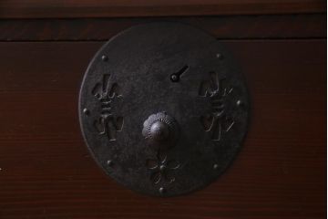 アンティーク家具　和製アンティーク 脚付リメイク　束ね熨斗・桜　金具の透かしが魅力的な箪笥リビングボード(アンティークチェスト、ローボード、和タンス)