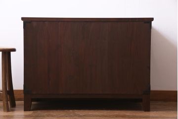 アンティーク家具　和製アンティーク 脚付リメイク　束ね熨斗・桜　金具の透かしが魅力的な箪笥リビングボード(アンティークチェスト、ローボード、和タンス)