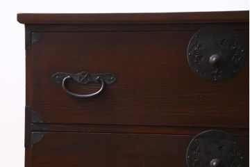 アンティーク家具　和製アンティーク 脚付リメイク　束ね熨斗・桜　金具の透かしが魅力的な箪笥リビングボード(アンティークチェスト、ローボード、和タンス)