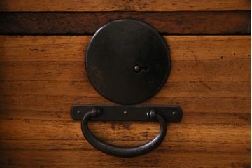 アンティーク家具　和製アンティーク　総桐材　脚付リメイク　シンプルな帯金具の箪笥リビングボード(アンティークチェスト、ローボード、和タンス、桐箪笥、桐たんす)