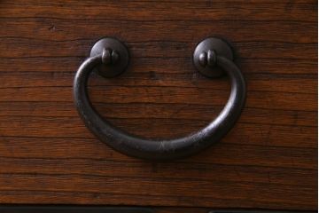 アンティーク家具　和製アンティーク　総桐材　脚付リメイク　シンプルな帯金具の箪笥リビングボード(アンティークチェスト、ローボード、和タンス、桐箪笥、桐たんす)