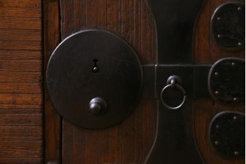 アンティーク家具　和製アンティーク　総桐材　脚付リメイク　シンプルな帯金具の箪笥リビングボード(アンティークチェスト、ローボード、和タンス、桐箪笥、桐たんす)