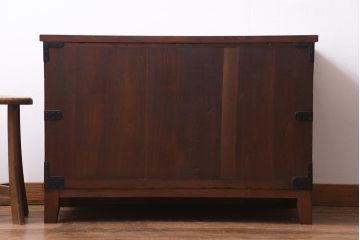 アンティーク家具　和製アンティーク　総桐材　脚付リメイク　シンプルな帯金具の箪笥リビングボード(アンティークチェスト、ローボード、和タンス、桐箪笥、桐たんす)