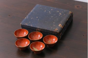 和製アンティーク　箱付き　木製　蒔絵　図変わり盃5つセット(漆器)
