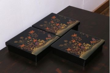 昭和中期　箱付き　木曽平沢塗　木製　秋の七草　秋草蒔絵の富貴重3組(重箱、漆器)(1)