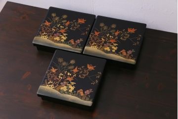 昭和中期　箱付き　木曽平沢塗　木製　秋の七草　秋草蒔絵の富貴重3組(重箱、漆器)(1)