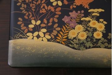 昭和中期　箱付き　木曽平沢塗　木製　秋の七草　秋草蒔絵の富貴重3組(重箱、漆器)(1)