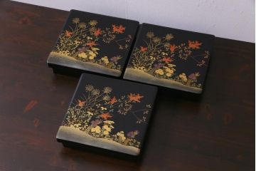 昭和中期　外箱付き　木曽平沢塗　木製　秋の七草　秋草蒔絵の富貴重3組(重箱、漆器)(2)