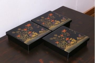 昭和中期　外箱付き　木曽平沢塗　木製　秋の七草　秋草蒔絵の富貴重3組(重箱、漆器)(2)