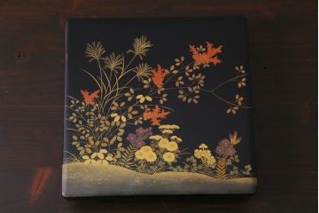 昭和中期　外箱付き　木曽平沢塗　木製　秋の七草　秋草蒔絵の富貴重3組(重箱、漆器)(2)