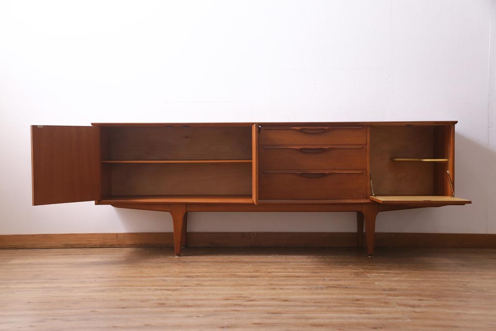 ヴィンテージ家具　北欧ビンテージ　チーク材　あたたかな空間作りにぴったりのリビングボード(サイドボード、収納棚)