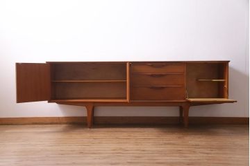 ヴィンテージ家具　北欧ビンテージ　チーク材　あたたかな空間作りにぴったりのリビングボード(サイドボード、収納棚)