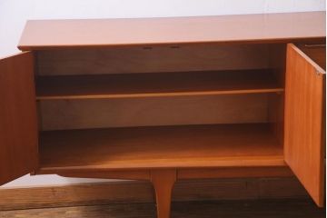 ヴィンテージ家具　北欧ビンテージ　チーク材　あたたかな空間作りにぴったりのリビングボード(サイドボード、収納棚)