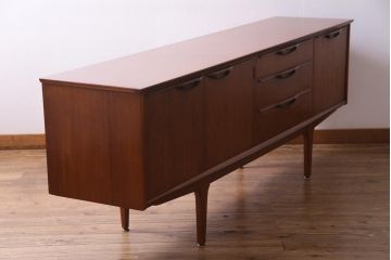 ヴィンテージ家具　北欧ビンテージ　チーク材　あたたかな空間作りにぴったりのリビングボード(サイドボード、収納棚)