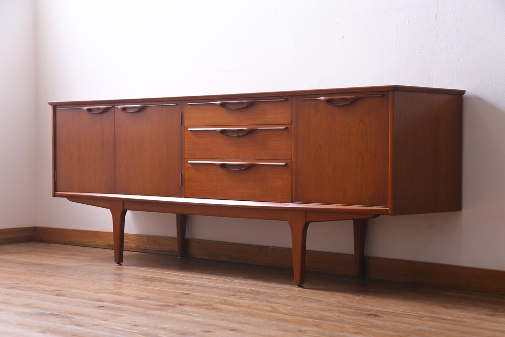 ヴィンテージ家具　北欧ビンテージ　チーク材　あたたかな空間作りにぴったりのリビングボード(サイドボード、収納棚)