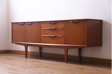 ヴィンテージ家具　北欧ビンテージ　チーク材　あたたかな空間作りにぴったりのリビングボード(サイドボード、収納棚)