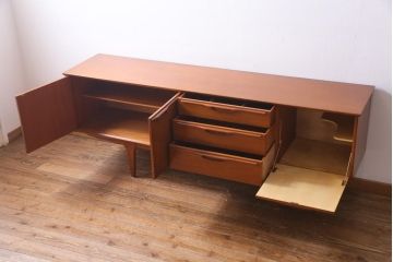 ヴィンテージ家具　北欧ビンテージ　チーク材　あたたかな空間作りにぴったりのリビングボード(サイドボード、収納棚)