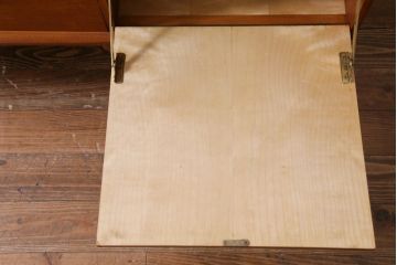 ヴィンテージ家具　北欧ビンテージ　チーク材　あたたかな空間作りにぴったりのリビングボード(サイドボード、収納棚)