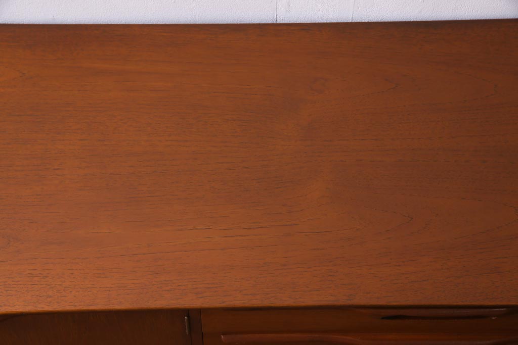 ヴィンテージ家具　北欧ビンテージ　チーク材　あたたかな空間作りにぴったりのリビングボード(サイドボード、収納棚)