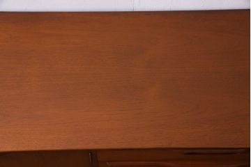 ヴィンテージ家具　北欧ビンテージ　チーク材　あたたかな空間作りにぴったりのリビングボード(サイドボード、収納棚)