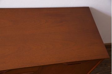 ヴィンテージ家具　北欧ビンテージ　チーク材　あたたかな空間作りにぴったりのリビングボード(サイドボード、収納棚)