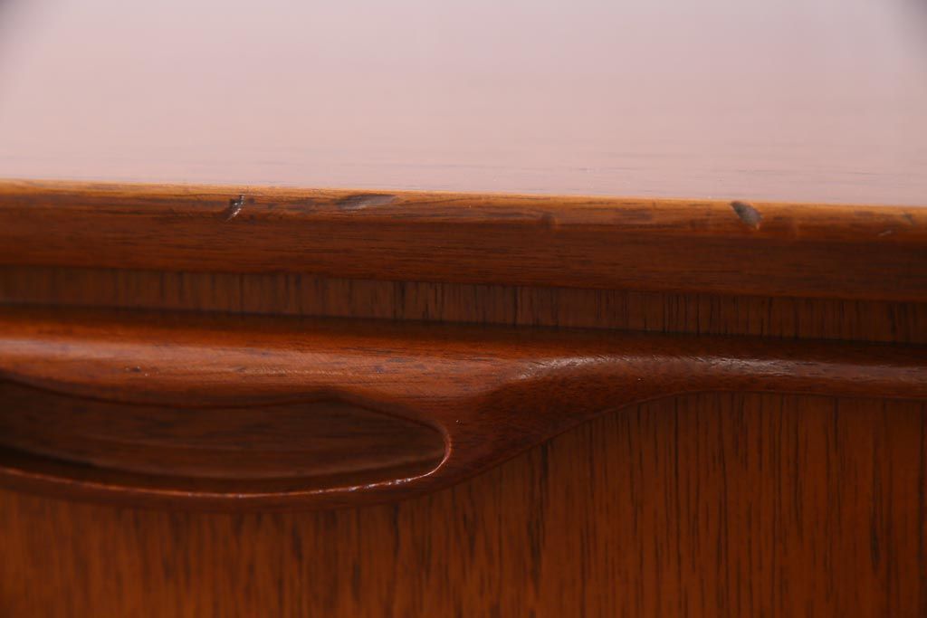 ヴィンテージ家具　北欧ビンテージ　チーク材　あたたかな空間作りにぴったりのリビングボード(サイドボード、収納棚)