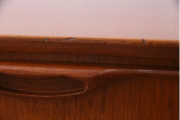 ヴィンテージ家具　北欧ビンテージ　チーク材　あたたかな空間作りにぴったりのリビングボード(サイドボード、収納棚)