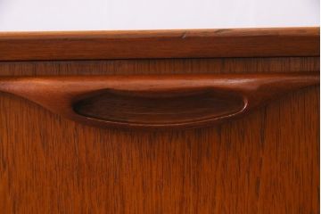 ヴィンテージ家具　北欧ビンテージ　チーク材　あたたかな空間作りにぴったりのリビングボード(サイドボード、収納棚)