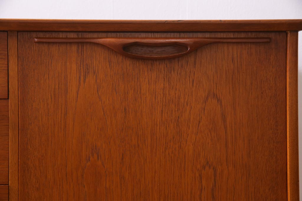 ヴィンテージ家具　北欧ビンテージ　チーク材　あたたかな空間作りにぴったりのリビングボード(サイドボード、収納棚)