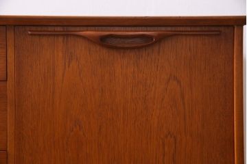 ヴィンテージ家具　北欧ビンテージ　チーク材　あたたかな空間作りにぴったりのリビングボード(サイドボード、収納棚)