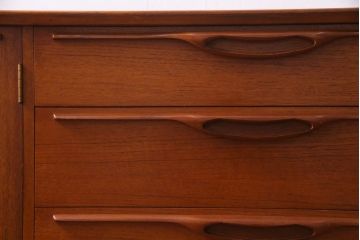 ヴィンテージ家具　北欧ビンテージ　チーク材　あたたかな空間作りにぴったりのリビングボード(サイドボード、収納棚)