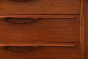 ヴィンテージ家具　北欧ビンテージ　チーク材　あたたかな空間作りにぴったりのリビングボード(サイドボード、収納棚)