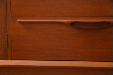 ヴィンテージ家具　北欧ビンテージ　チーク材　あたたかな空間作りにぴったりのリビングボード(サイドボード、収納棚)