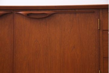 ヴィンテージ家具　北欧ビンテージ　チーク材　あたたかな空間作りにぴったりのリビングボード(サイドボード、収納棚)