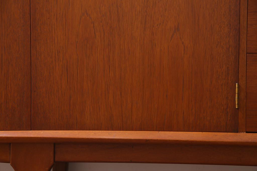 ヴィンテージ家具　北欧ビンテージ　チーク材　あたたかな空間作りにぴったりのリビングボード(サイドボード、収納棚)