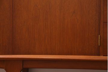 ヴィンテージ家具　北欧ビンテージ　チーク材　あたたかな空間作りにぴったりのリビングボード(サイドボード、収納棚)