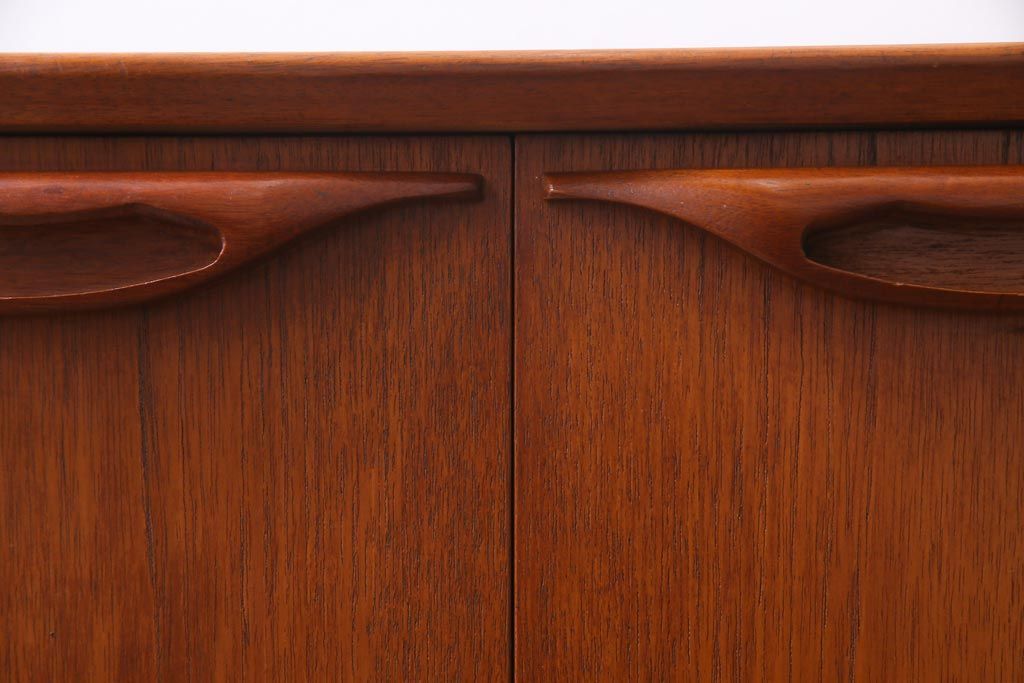 ヴィンテージ家具　北欧ビンテージ　チーク材　あたたかな空間作りにぴったりのリビングボード(サイドボード、収納棚)