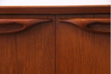 ヴィンテージ家具　北欧ビンテージ　チーク材　あたたかな空間作りにぴったりのリビングボード(サイドボード、収納棚)