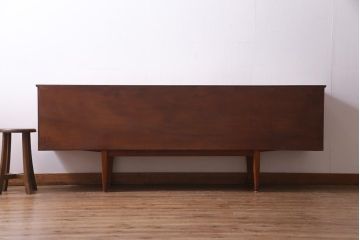 ヴィンテージ家具　北欧ビンテージ　チーク材　あたたかな空間作りにぴったりのリビングボード(サイドボード、収納棚)