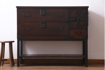 アンティーク家具　和製アンティーク　前面ケヤキ材　上手物　凝った金具が重厚感を漂わせる時代箪笥サイドボード(引き出し、チェスト)