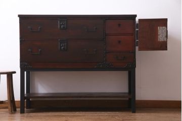 アンティーク家具　和製アンティーク　前面ケヤキ材　上手物　凝った金具が重厚感を漂わせる時代箪笥サイドボード(引き出し、チェスト)