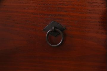 アンティーク家具　和製アンティーク　前面ケヤキ材　上手物　凝った金具が重厚感を漂わせる時代箪笥サイドボード(引き出し、チェスト)